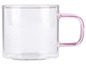 Une tasse en verre avec une poignée rose.