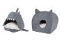 Deux lits pour animaux de compagnie en feutre gris : un en forme de requin et un en forme de chat.