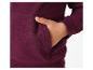 Gros plan sur un sweat-shirt bordeaux avec une main dans la poche.