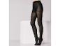 Collants noirs, visibles jusqu'aux orteils.