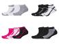 Six paires de chaussettes de sport dans différentes couleurs et designs.