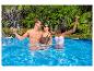 Trois amis profitent d'une piscine extérieure ensoleillée.