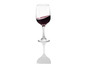Un verre de vin rouge sur un fond blanc.