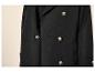 Gros plan d'un manteau noir à double boutonnage avec des boutons clairs.