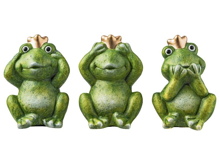 Trois figurines de grenouilles vertes avec des couronnes dorées, représentant 'ne rien entendre, ne rien voir, ne rien dire'