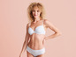 Une femme portant un soutien-gorge et une culotte blancs.