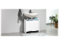 Un meuble de salle de bain blanc moderne avec lavabo et rangement.