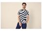 Homme en t-shirt rayé noir et blanc et pantalon bleu