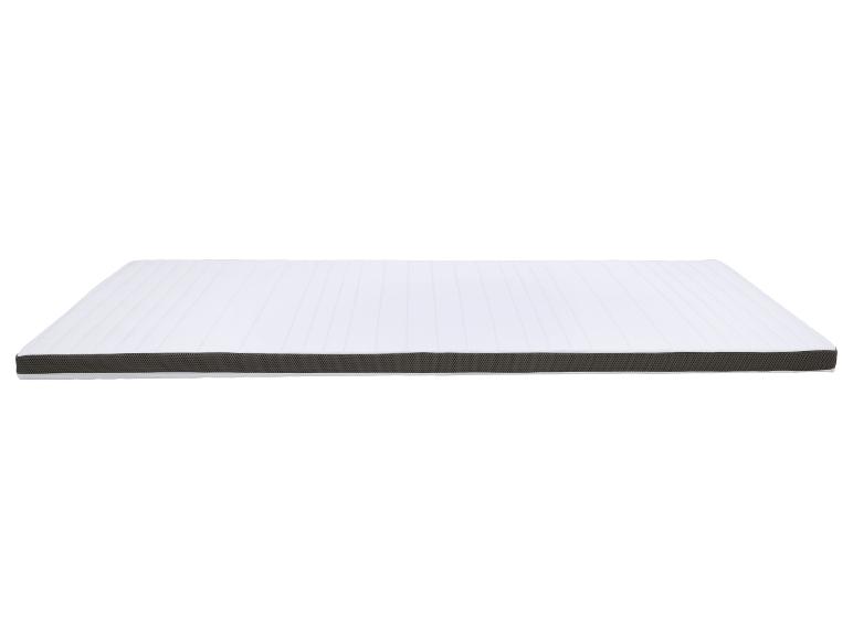 Surmatelas blanc avec bordure noire.