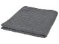 Couverture matelassée grise pliée en deux.