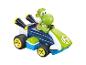 Yoshi dans une voiture de course bleue et verte avec des roues jaunes.