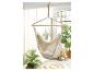 Hamac suspendu en coton beige avec coussin, style bohème.