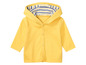 Un sweat-shirt jaune à capuche pour bébé.