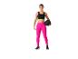 Femme en leggings rose et top noir tenant un ballon de médecine.