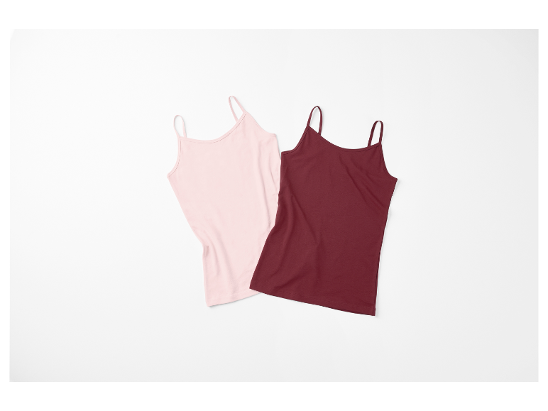 Deux débardeurs, un rose et un bordeaux, sur fond blanc.