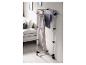 Séchoir à linge vertical avec des pantalons et des chemises dans un salon moderne.