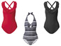 Trois maillots de bain : un rouge à volants, un noir à volants et un rayé avec un nœud.