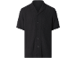 Chemise noire à manches courtes pour homme, tissu texturé et col ouvert.