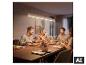 Suspension moderne BRILONER au-dessus d'une table à manger avec des convives. [image générée par l'IA]