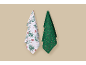 Deux torchons de cuisine sur le thème de Noël, un blanc avec pommes de pin et branches, un vert avec étoiles.
