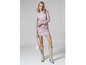 Un mannequin portant une robe violette à imprimé léopard et des bottes de cow-boy beiges.