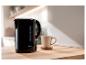 Une bouilloire SilverCrest et une tasse sur un comptoir de cuisine.
