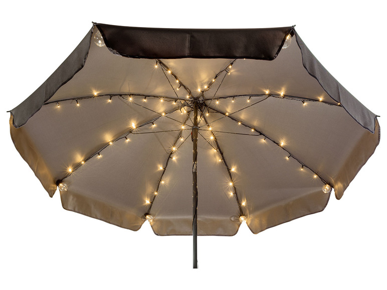 Parasol avec guirlande lumineuse intégrée.