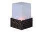 Une lampe extérieure carrée blanche avec une base en rotin noir.
