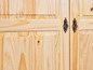 Deux portes en bois avec des poignées en métal décoratives.