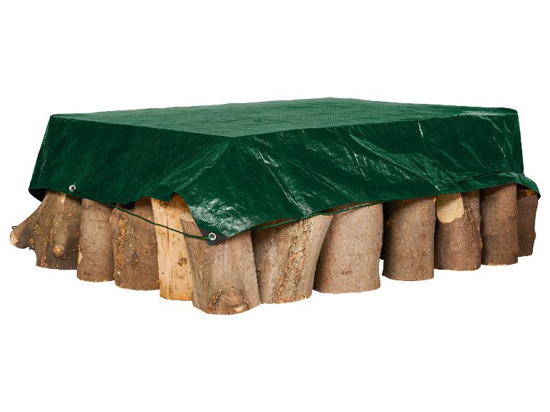 Pile de bûches recouverte d'une bâche verte.