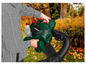 Un homme tient un souffleur à feuilles vert de Parkside.