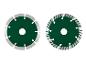 Deux disques diamantés verts pour couper le béton.
