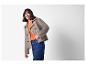 Femme en manteau beige et t-shirt orange.