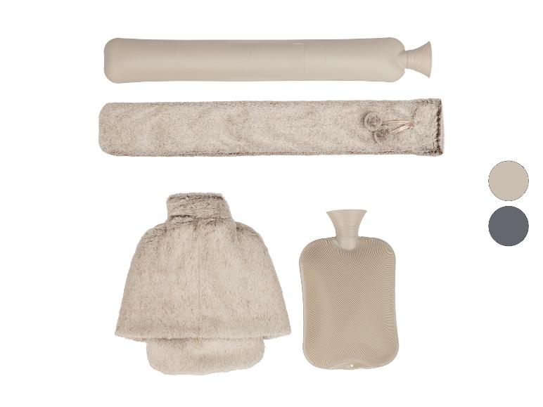 Bouillottes beiges et grises, de forme allongée et standard, toutes deux avec des housses en fourrure.