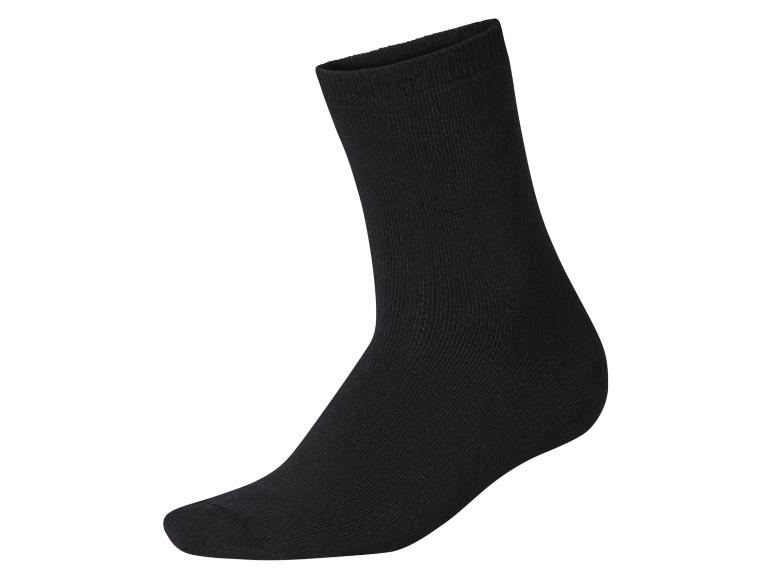 Une simple chaussette noire côtelée sur fond blanc.