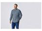 Un homme portant une chemise bleu clair et un jean bleu.