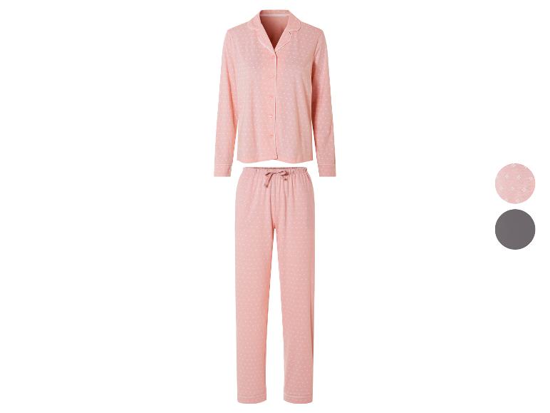 Un pyjama rose à manches longues, avec un imprimé blanc.