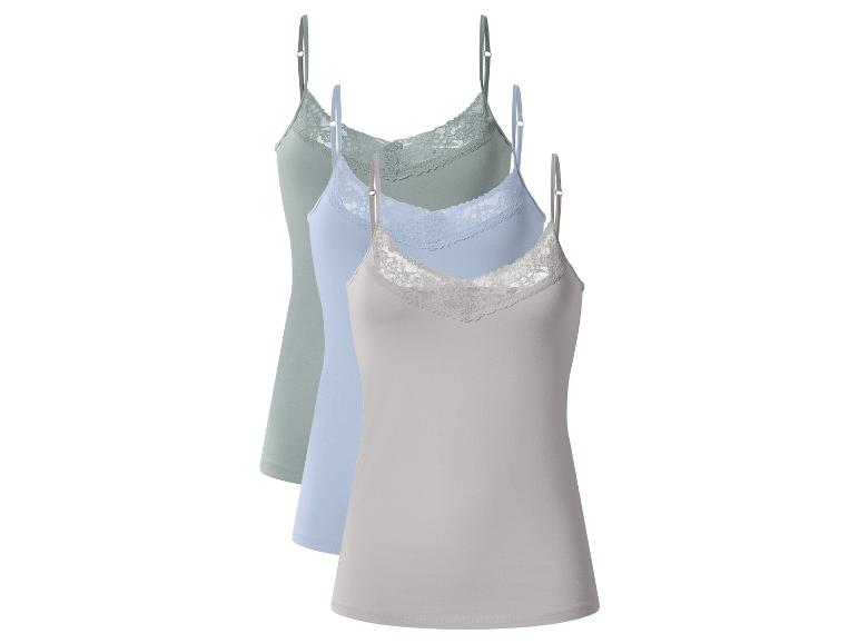 Lot de trois débardeurs femme à dentelle en gris, bleu et vert.