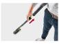 Personne connectant une lance d'extension de nettoyeur haute pression à une brosse de nettoyage.