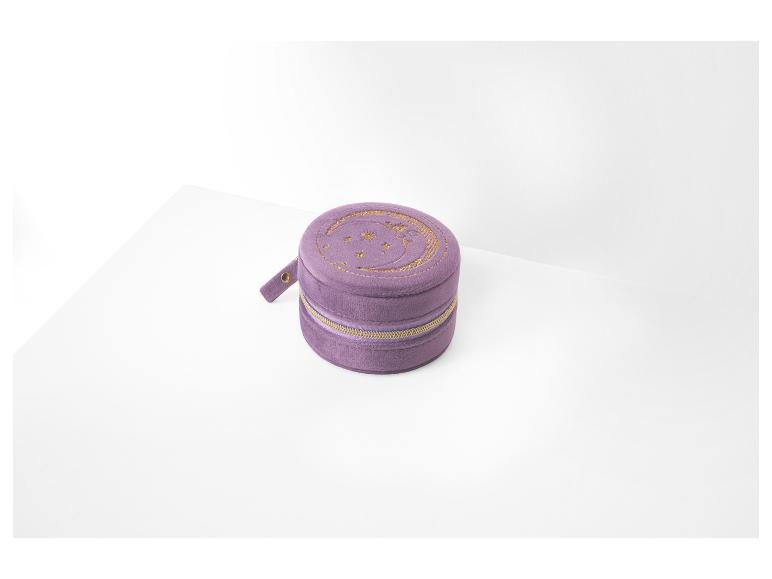 Une boîte en velours violet avec un motif de lune et d'étoiles dorées.