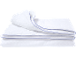 Couette blanche avec liseré bleu, pliée en pile.