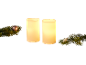 Deux bougies LED avec des branches de sapin et des ornements de Noël.