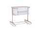 Lit bébé cododo beige avec côtés en maille et hauteur réglable sur roulettes
