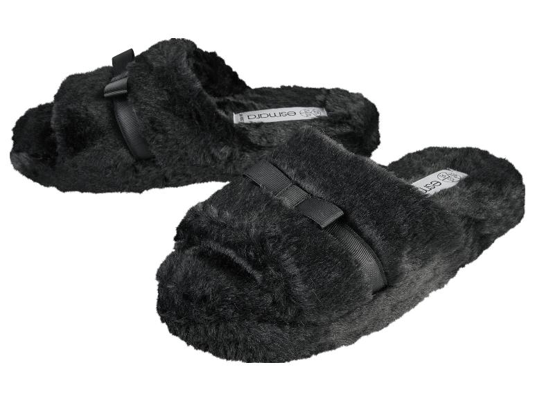 Des pantoufles noires en fourrure avec un nœud d'Esmara.