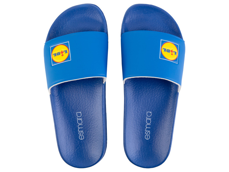 Des tongs bleues avec le logo Lidl et la marque Esmara.