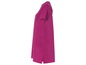 Une robe t-shirt rose à manches courtes.