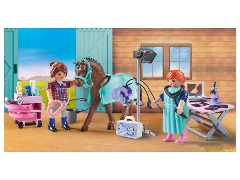 Ensemble vétérinaire Playmobil pour chevaux avec deux figurines, un cheval et du matériel médical.