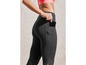 Pantalon de sport noir avec des poches pour un smartphone.