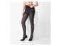 Femme portant des collants noirs à motifs et des talons noirs.