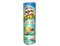 Chips édition limitée saveur tzatziki dans un emballage turquoise avec un vélo et des ingrédients.